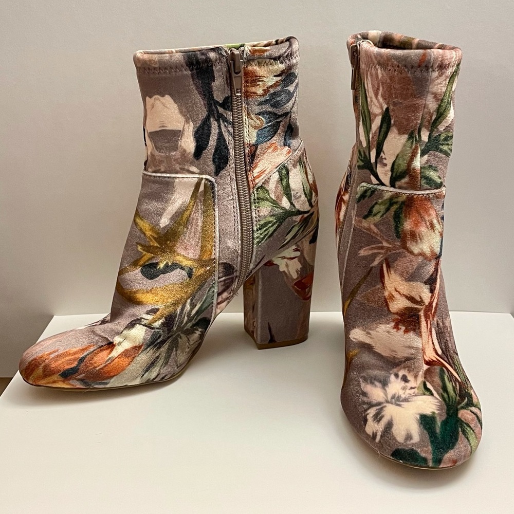 Nine West Velvet Zippered Booties Beige w/Floral Detail 3.75” Block Heels Size 6
